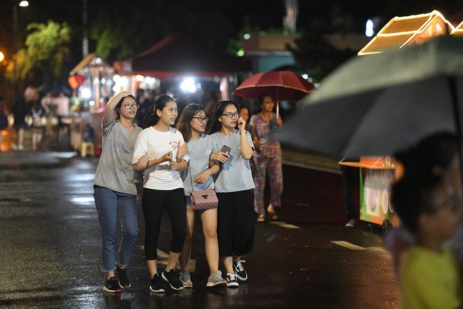 Người lớn, trẻ nhỏ Hà Nội đội mưa khai trương phố đi bộ Trịnh Công Sơn